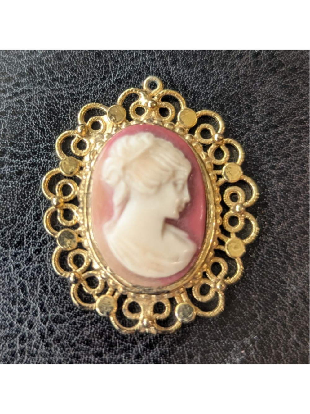Vintage Cameo Pendant Gold Tone Pink
